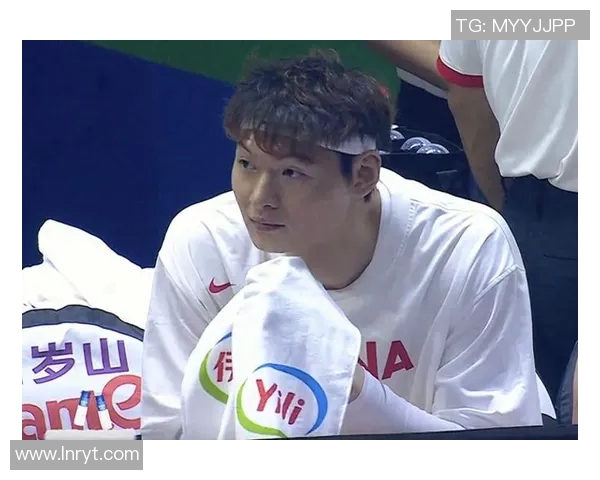 王哲林领衔中国男篮新征程展现实力与决心的精彩瞬间